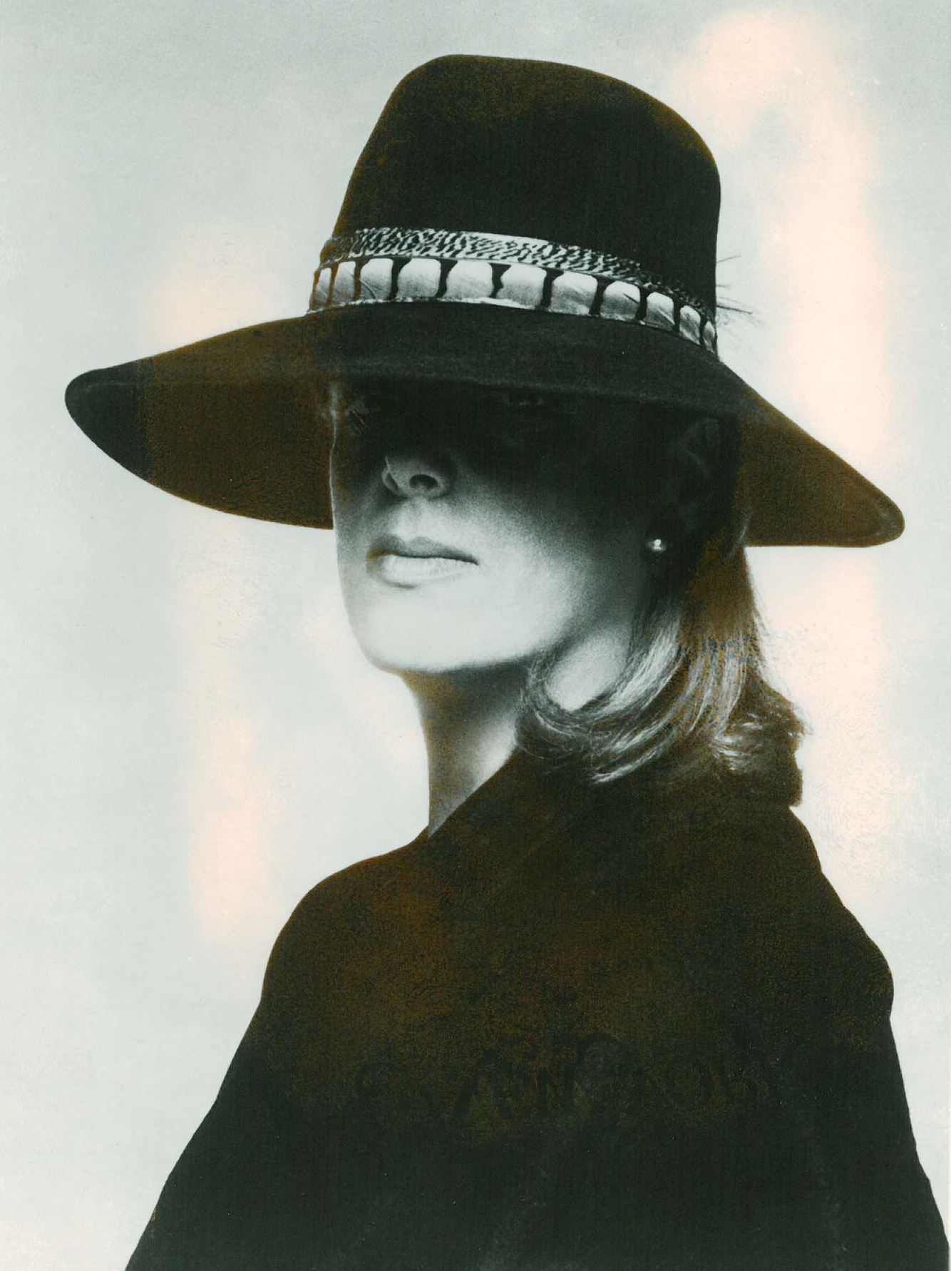 The critic hides her face under a black sombrero: Photo: Dan Wynn